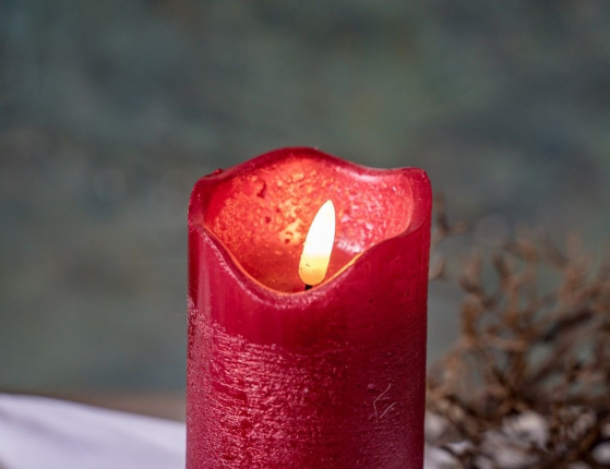 Светодиодная восковая свеча ЖИВАЯ ДУША, красная, тёплый белый LED-огонь, "натуральный фитилёк" 3D, 7х17 см, таймер, батарейки