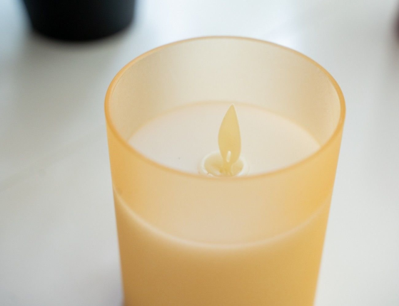 Восковая светодиодная свеча в стакане МЭРИЛ, имитация "живого" мерцающего пламени, колышущийся язычок, золотистая, 7.5х10 см