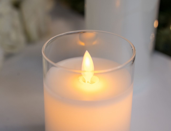 Светодиодная восковая свеча в стакане ЛИЛЬЯ, белая, имитация ‘живого’ мерцающего пламени, колышущийся язычок, 7.5х10 см, батарейки