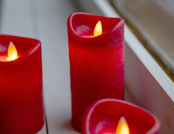 Свеча восковая декоративная УЮТНЫЙ СВЕТ с 'живым' пламенем, красная, 7.5х12.5 см, LED, батарейки, таймер