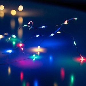 Гирлянда СИЯЮЩИЕ КАПЛИ, 50 разноцветных мини LED-огней, 2.5+0.5 м, серебряная проволока, контроллер, батарейки, уличная