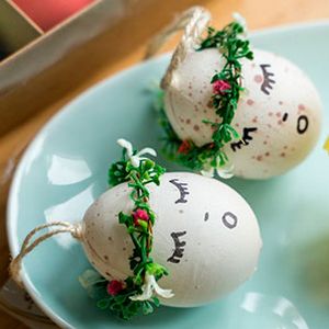 Декоративные пасхальные яйца ПАРОЧКА В ВЕНОЧКАХ, фомиаран, белые, 6х5 см (2 шт.)