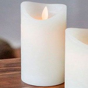 Свеча восковая декоративная УЮТНЫЙ СВЕТ с 'живым' пламенем, белая, 7.5х12.5 см, LED, батарейки, таймер