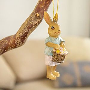 Подвесное украшение ЗАЙЧИШКА С КОРЗИНКОЙ ЦВЕТОВ в голубой рубашке, полистоун, 9 см