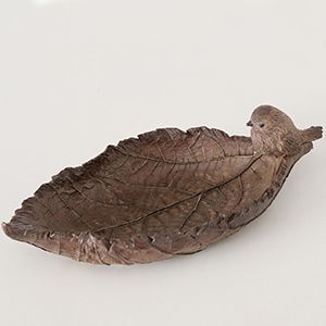 Декоративная поилка для птиц ПТАШКА НА ЛИСТОЧКЕ полистоун, коричневая, 25х12 см