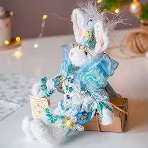 Коллекционная кукла ЗАЯЦ МАУРО -  ГЕРЦОГ ЛАЗУРНОГО КОРОЛЕВСТВА, 36 см