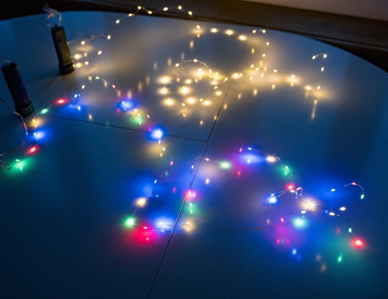 Гирлянда СИЯЮЩИЕ КАПЛИ, 50 тёплых белых мини LED-огней, 2.5+0.5 м, серебряная проволока, контроллер, батарейки, уличная