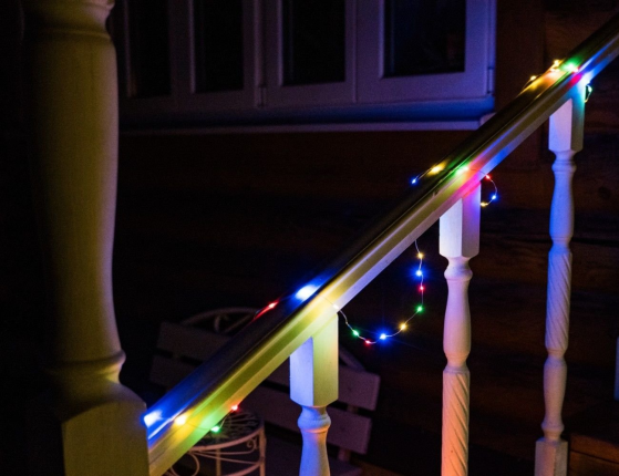 Гирлянда СИЯЮЩИЕ КАПЛИ, 50 разноцветных мини LED-огней, 2.5+0.5 м, серебряная проволока, контроллер, батарейки, уличная