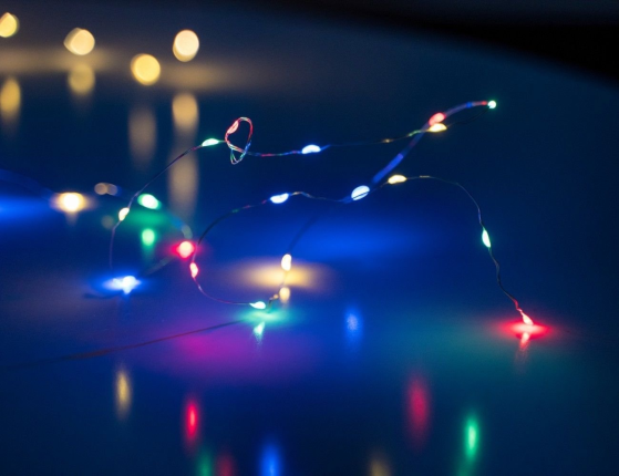 Гирлянда СИЯЮЩИЕ КАПЛИ, 50 разноцветных мини LED-огней, 2.5+0.5 м, серебряная проволока, контроллер, батарейки, уличная