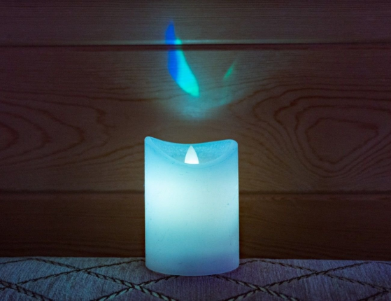 Светодиодная восковая свеча ЖИВОЙ РАДУЖНЫЙ ОГОНЁК, белая, RGB LED-огонь колышущийся, 7.5х10 см, таймер, батарейки