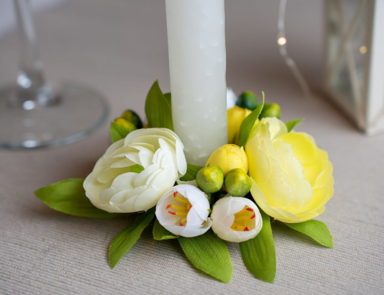 Венок для свечи САДОВЫЕ ЛЮТИКИ, бело-жёлтый, 12 см