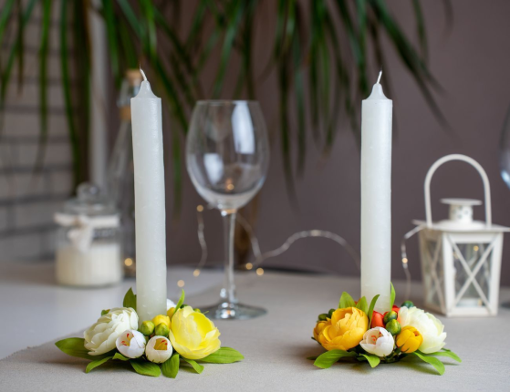 Венок для свечи САДОВЫЕ ЛЮТИКИ, бело-жёлтый, 12 см