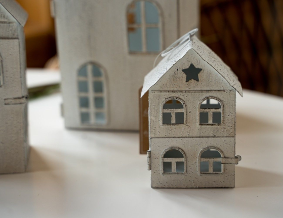 Новогодний подсвечник-домик В ГОСТЯХ У СКАЗКИ, металл, белый, 12 см