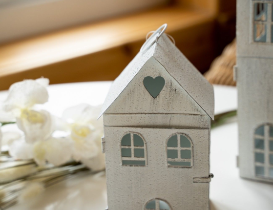 Новогодний подсвечник-домик В ГОСТЯХ У СКАЗКИ, металл, белый, 20 см