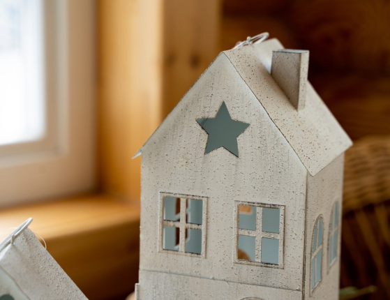 Новогодний подсвечник-домик В ГОСТЯХ У СКАЗКИ, металл, белый, 34 см