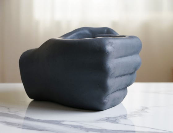 Декоративное кашпо НАДЁЖНАЯ РУКА, керамика, серое, 32 см