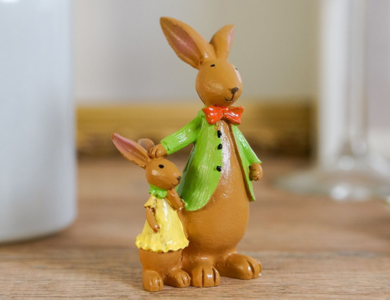 Декоративная фигура КРОЛИК С ДОЧКОЙ, полистоун, 9 см