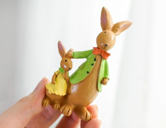 Декоративная фигура КРОЛИК С ДОЧКОЙ, полистоун, 9 см