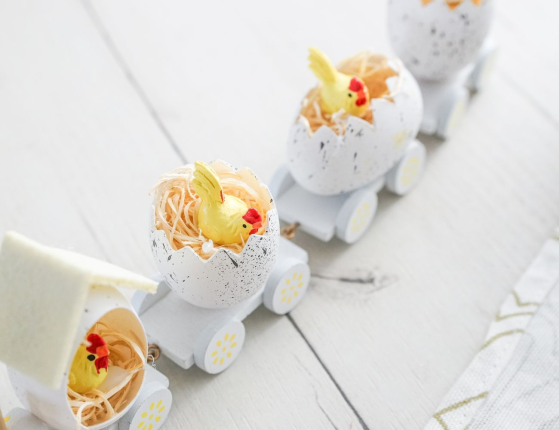 Декоративная композиция ПАСХАЛЬНЫЙ ПАРОВОЗИК, дерево, белый, 19 см