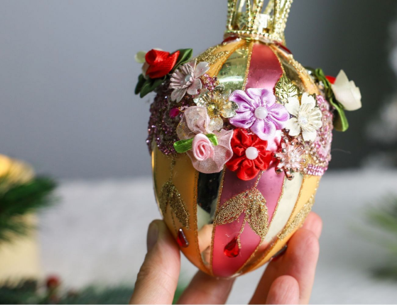 Коллекционное подвесное украшение-яйцо РОЯЛ КРАУН: ЦВЕТЫ, стекло, текстиль, бусы, стразы, блёстки, 13 см