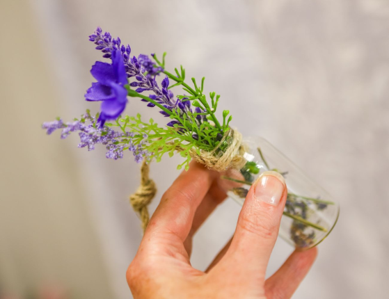 Подвесное украшение БУКЕТ В БУТЫЛОЧКЕ, стекло, искусственные цветы, 3x3x18 см, 2 вида