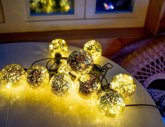 Электрогирлянда ЭРМИС, 10 ламп, 100 тёплых белых micro LED-огней, 4.5+5 м, чёрный провод, коннектор, уличная