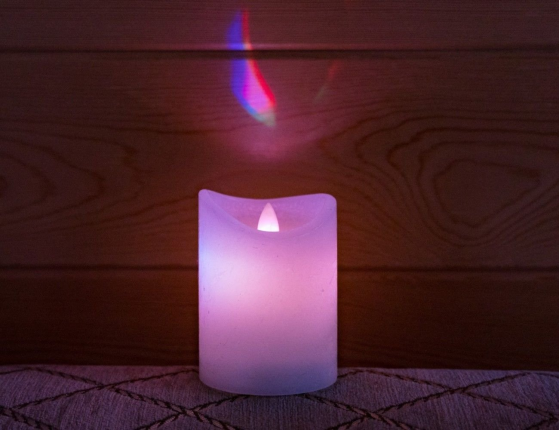 Светодиодная восковая свеча ЖИВОЙ РАДУЖНЫЙ ОГОНЁК, белая, RGB LED-огонь колышущийся, 7.5х15 см, таймер, батарейки