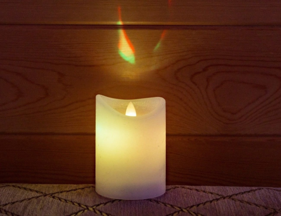 Светодиодная восковая свеча ЖИВОЙ РАДУЖНЫЙ ОГОНЁК, белая, RGB LED-огонь колышущийся, 7.5х15 см, таймер, батарейки