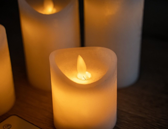 Набор электрических восковых свечей ФЛЭЙМИ (4 шт.), белых, тёплые белые LED-огни колышущиеся, ПДУ, батарейки