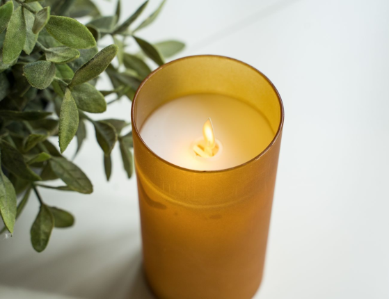 Восковая светодиодная свеча в стакане МЭРИЛ,  имитация "живого" мерцающего пламени, колышущийся язычок, золотистая, 7.5х15 см