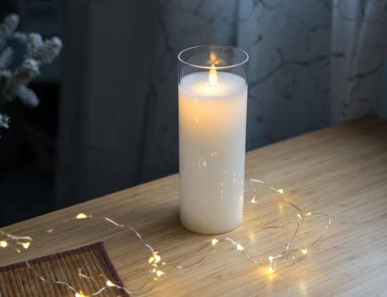 Восковая светодиодная свеча в стакане ЛИЛЬЯ, белая, тёплый белый LED-огонь, колышущийся язычок, 7.5х20 см, батарейки