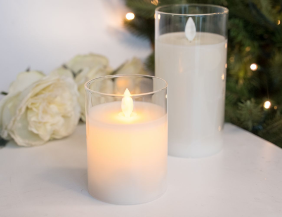 Светодиодная восковая свеча в стакане ЛИЛЬЯ, белая, имитация ‘живого’ мерцающего пламени, колышущийся язычок, 7.5х15 см, батарейки