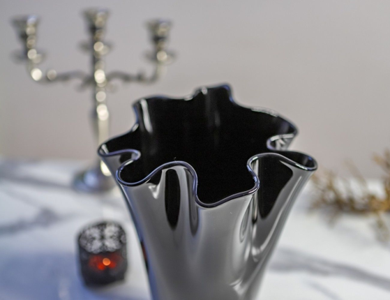 Дизайнерская стеклянная ваза ПЕСНЬ НОЧНОГО ЛЬДА, чёрная, 22 см