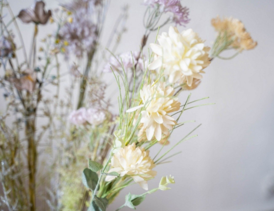 Искусственные цветы ПОЛЕВЫЕ ГЕОРГИНЫ мерцающие, полиэстер, белые, 66 см
