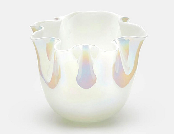 Декоративная ваза АТЛАСНАЯ ВОЛНА, стекло, белая с перламутром, 14 см