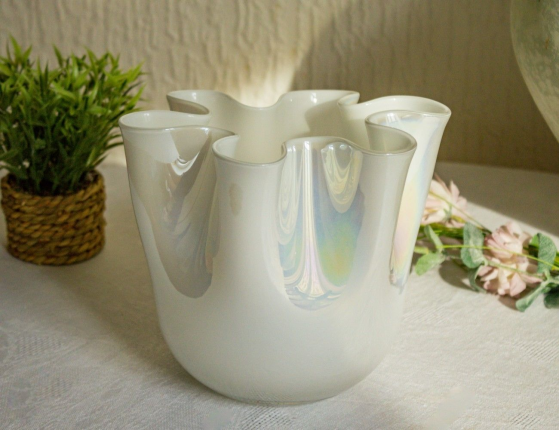 Декоративная ваза АТЛАСНАЯ ВОЛНА, стекло, белая с перламутром, 18 см