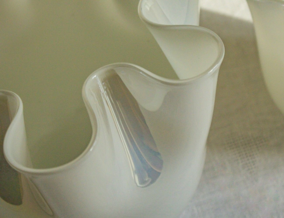 Декоративная ваза АТЛАСНАЯ ВОЛНА, стекло, белая с перламутром, 18 см