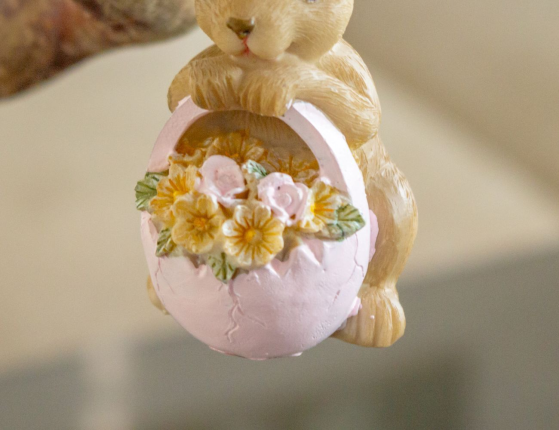 Подвесное украшение ЗАЙЧОНОК С ПАСХАЛЬНЫМ БУКЕТОМ в розовой яйце-корзинке, полистоун, 9 см