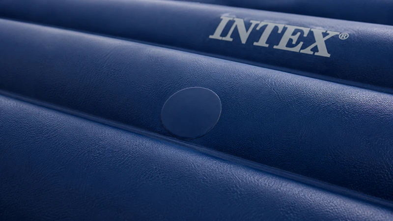 Приклеенная заплатка из ПВХ на надувном матрасе Intex — результат ремонта