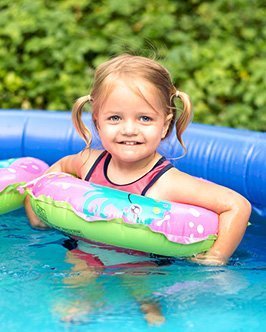 Не теряйте ребенка из виду при купании в бассейне